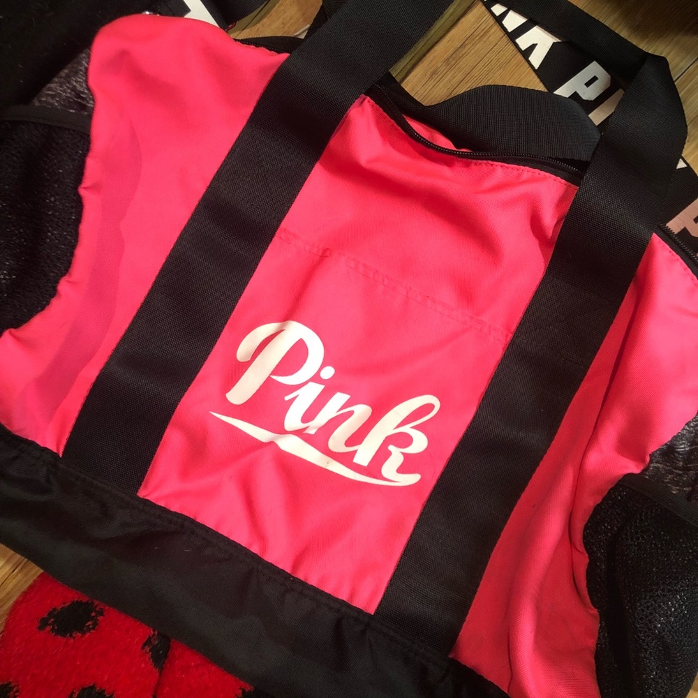 🚫TRADED🚫 NWOT PINK duffel bag